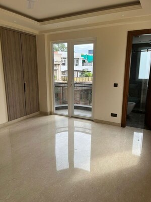 Room in 3 BHK Builder Floor at Hauz Khas – for Rent