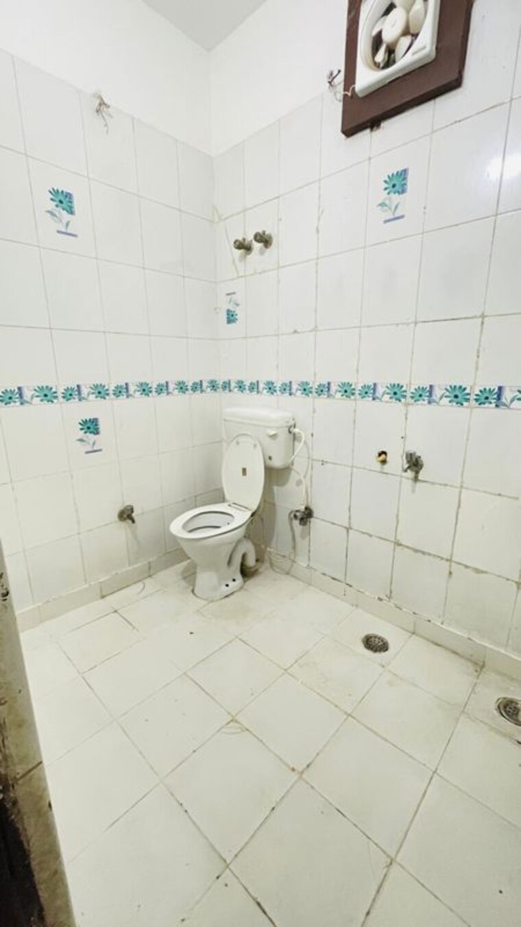 Bathroom, saket 1 Bedroom 350 Sq.Ft. Builder Floor In Saket Delhi 10418942