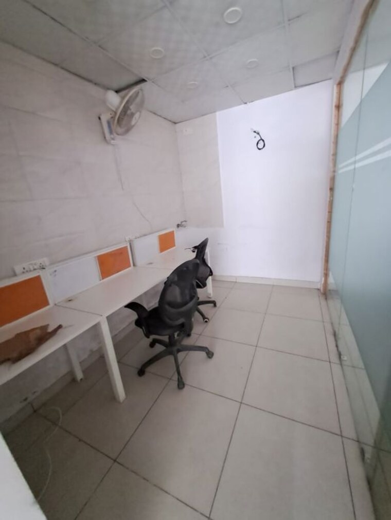 Bathroom, sector 63 Commercial Office Space in IT/SEZ 1200 Sq.Ft. In Sector 63 Noida 10418968