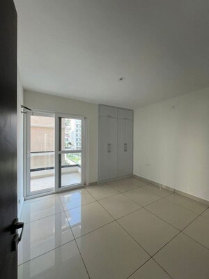 Room in 3 BHK Apartment at Hermitage Centralis, Vip Road – for Rent