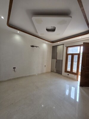 Room in 4 BHK Builder Floor at Green Fields Colony – for Rent
