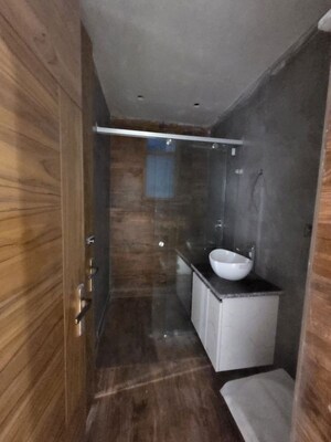 Furnished Amenities in 4 BHK Builder Floor at Green Fields Colony – for Rent