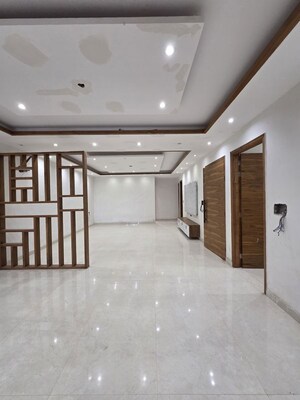 Room in 4 BHK Builder Floor at Green Fields Colony – for Rent