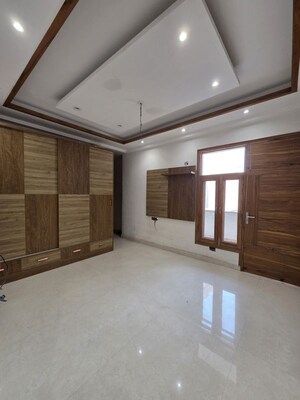Room in 4 BHK Builder Floor at Green Fields Colony – for Rent