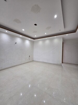 Room in 4 BHK Builder Floor at Green Fields Colony – for Rent