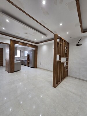 Room in 4 BHK Builder Floor at Green Fields Colony – for Rent