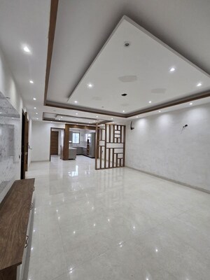 Room in 4 BHK Builder Floor at Green Fields Colony – for Rent