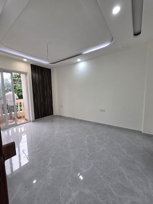 Room in 4 BHK Builder Floor at Green Fields Colony – for Rent