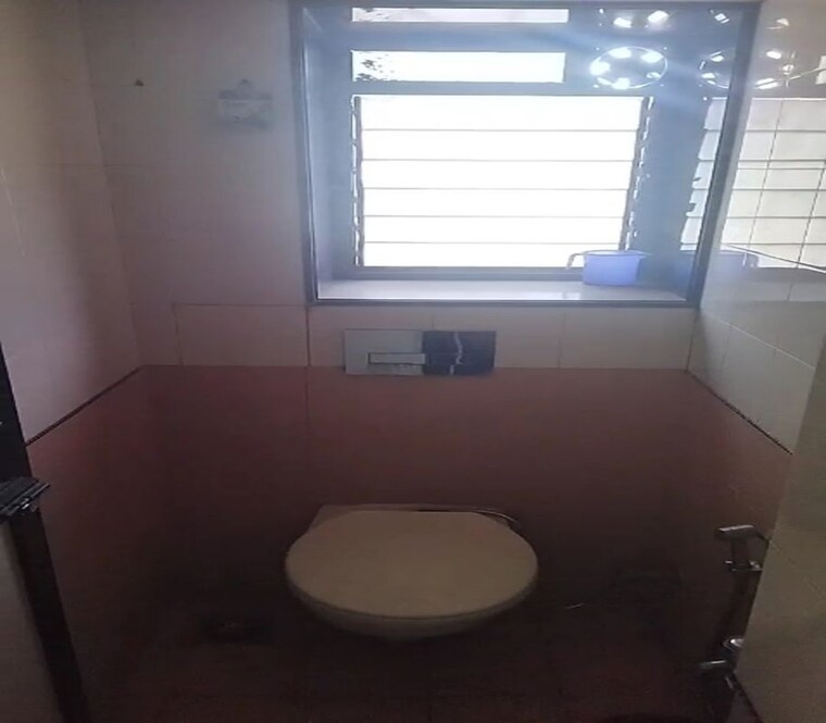 Bathroom, parel 1 Bedroom 585 Sq.Ft. Apartment In Parel Mumbai 10419083