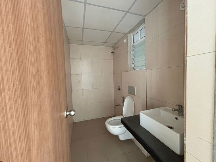 Bathroom, godrej-emerald 3 Bedroom 1000 Sq.Ft. Apartment In Ghodbunder Road Thane 10419097