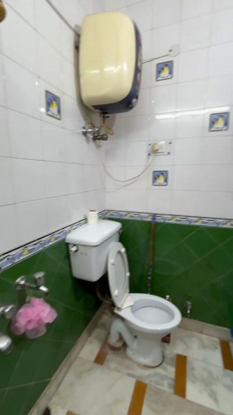 Bathroom, mansarover garden 3 Bedroom 1000 Sq.Ft. Builder Floor In Mansarover Garden Delhi 10419175