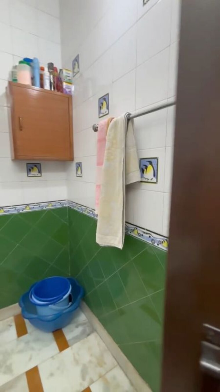 Bathroom, mansarover garden 3 Bedroom 1000 Sq.Ft. Builder Floor In Mansarover Garden Delhi 10419175