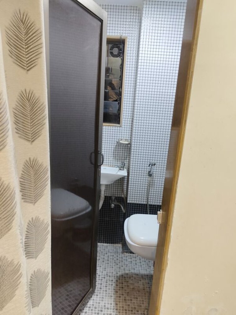Bathroom, subhash nagar 1 Bedroom 366 Sq.Ft. Apartment In Subhash Nagar Thane 10419174