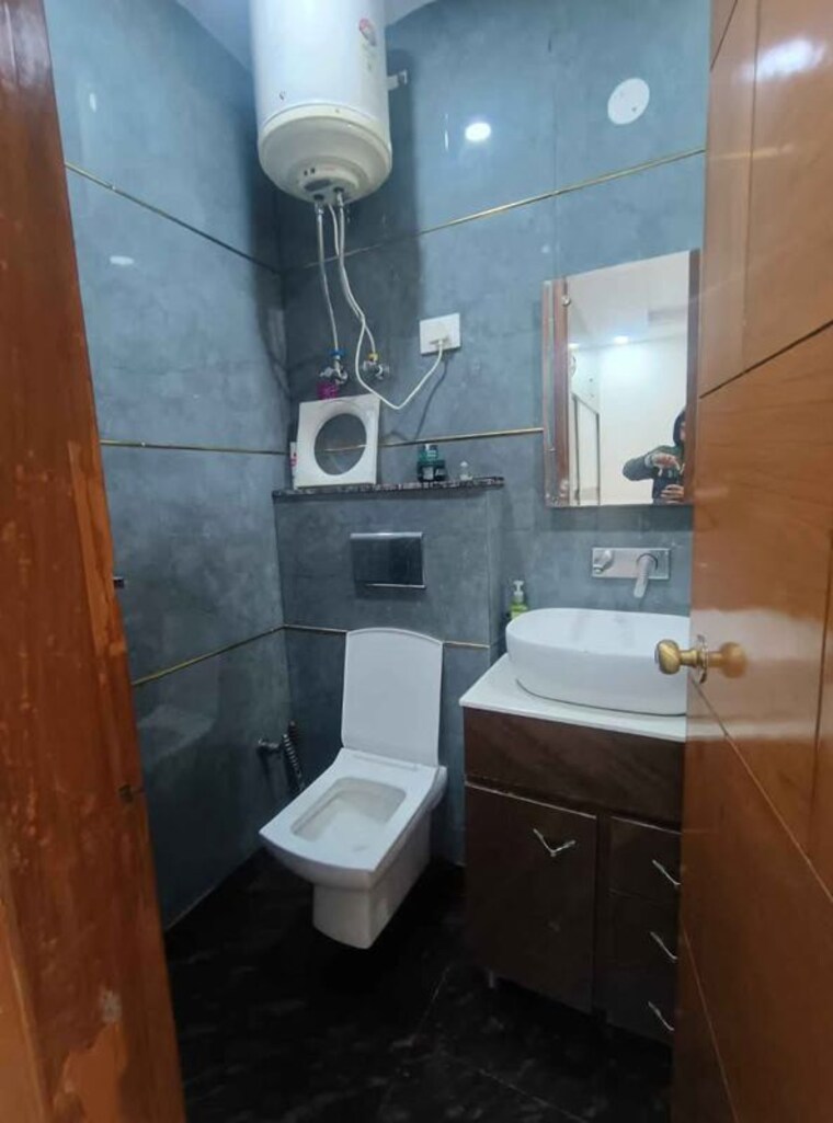 Bathroom, malviya nagar 1 Bedroom 50 Sq.Yd. Builder Floor In Malviya Nagar Delhi 10419176