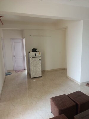 Room in 2.5 BHK Apartment at JM Florance, Tech Zone 4 Greater Noida – for Rent