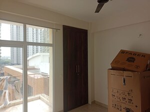 Room in 2.5 BHK Apartment at JM Florance, Tech Zone 4 Greater Noida – for Rent