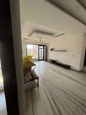 Room in 3 BHK Builder Floor at Sector 46 – for Rent