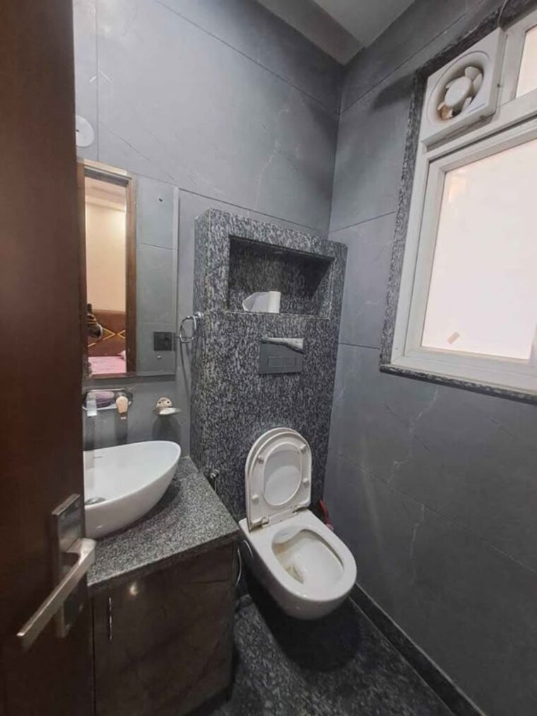 Bathroom, malviya nagar 2 Bedroom 75 Sq.Yd. Builder Floor In Malviya Nagar Delhi 10419372