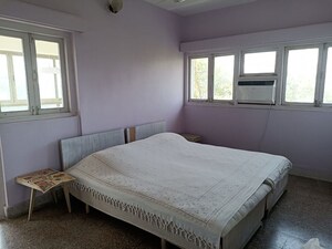  Pg For Rent in Breach Candy