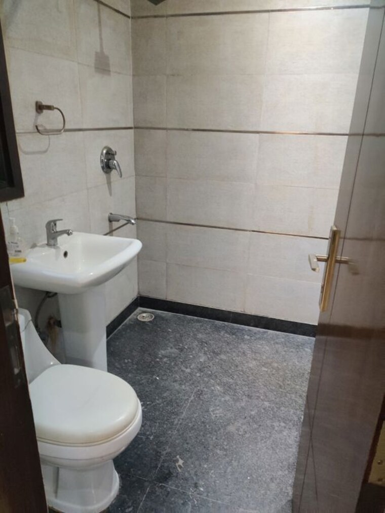 Bathroom, east of kailash 3 Bedroom 1125 Sq.Ft. Builder Floor In East Of Kailash Delhi 10419549