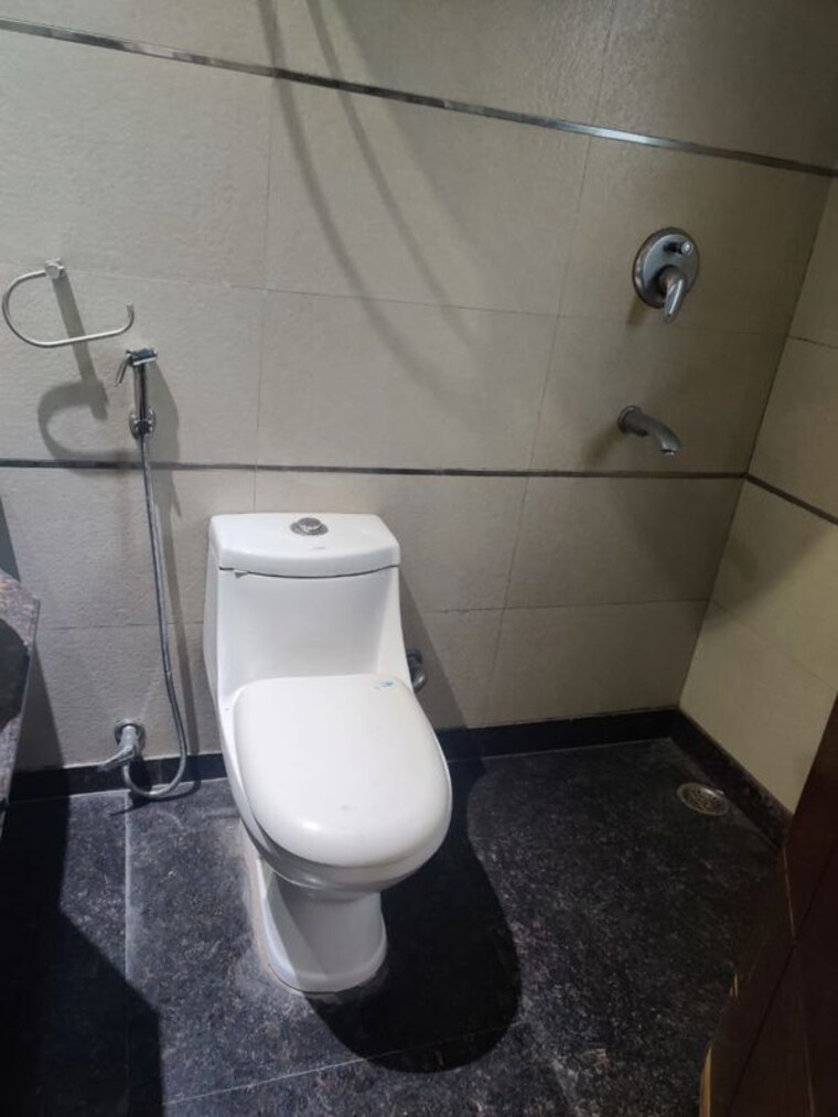 Bathroom, east of kailash 3 Bedroom 1125 Sq.Ft. Builder Floor In East Of Kailash Delhi 10419549
