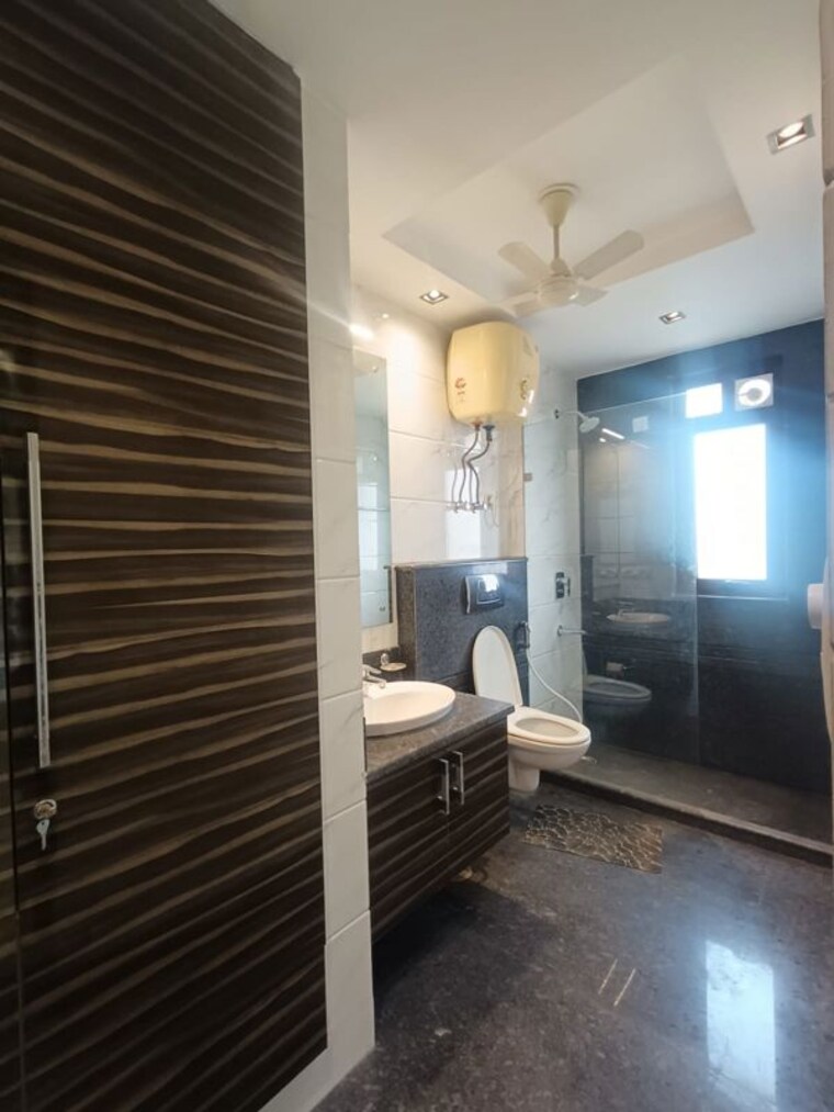 Bathroom, east of kailash 4 Bedroom 300 Sq.Yd. Builder Floor In East Of Kailash Delhi 10419554
