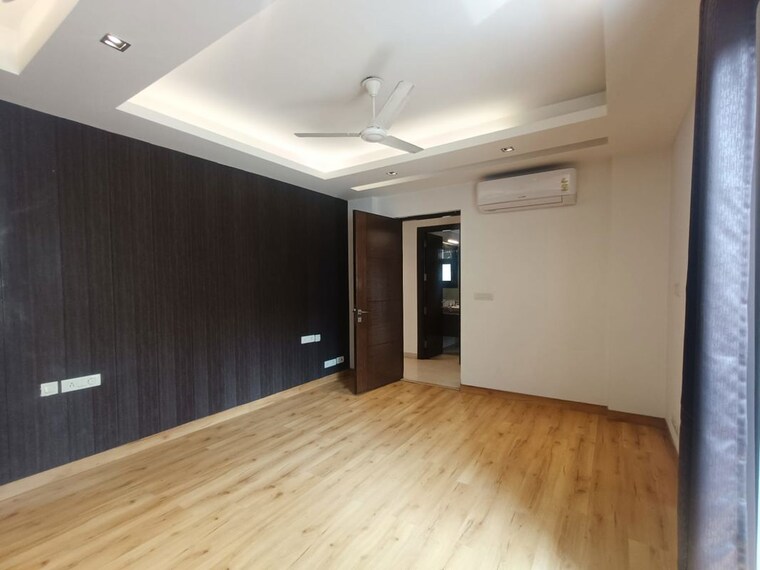 Room, east of kailash 4 Bedroom 300 Sq.Yd. Builder Floor In East Of Kailash Delhi 10419554