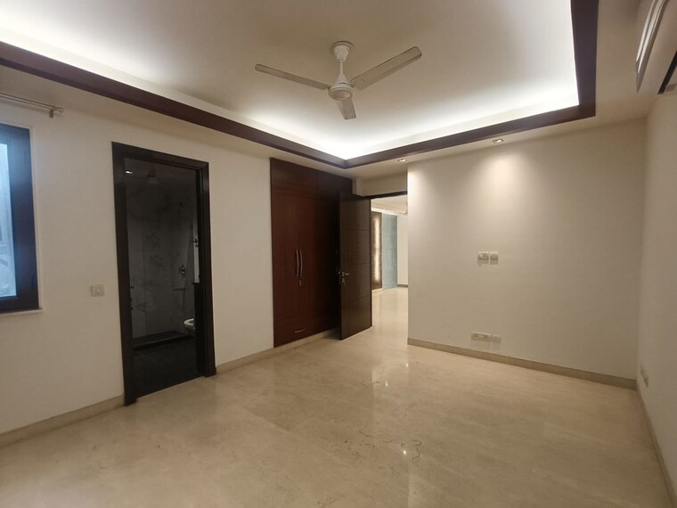 Room, east of kailash 4 Bedroom 300 Sq.Yd. Builder Floor In East Of Kailash Delhi 10419554
