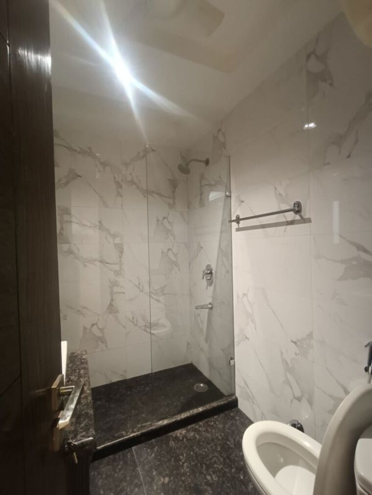Bathroom, east of kailash 4 Bedroom 300 Sq.Yd. Builder Floor In East Of Kailash Delhi 10419554