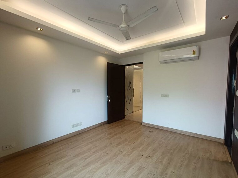 Room, east of kailash 4 Bedroom 300 Sq.Yd. Builder Floor In East Of Kailash Delhi 10419554
