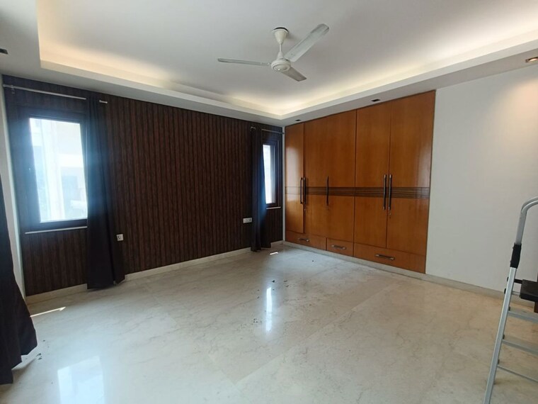 Room, east of kailash 4 Bedroom 300 Sq.Yd. Builder Floor In East Of Kailash Delhi 10419554