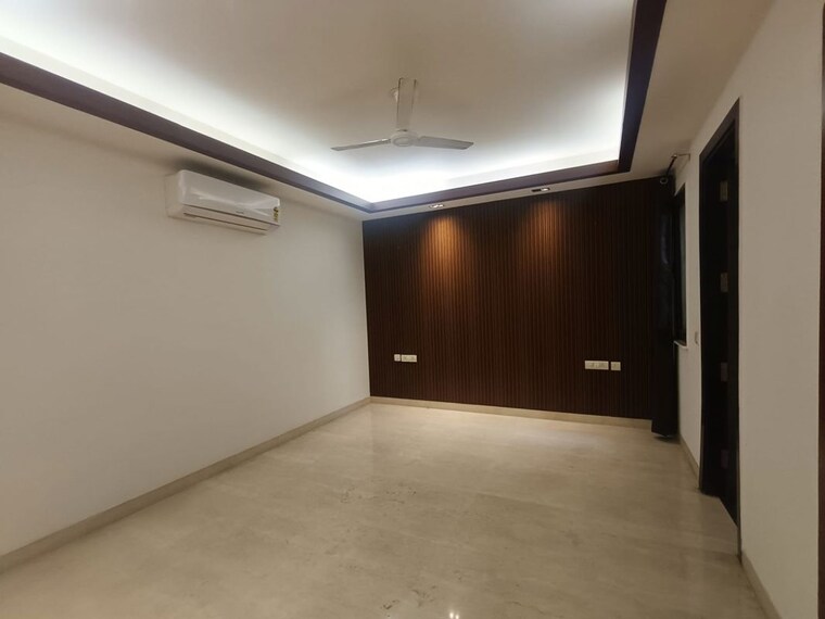 Room, east of kailash 4 Bedroom 300 Sq.Yd. Builder Floor In East Of Kailash Delhi 10419554