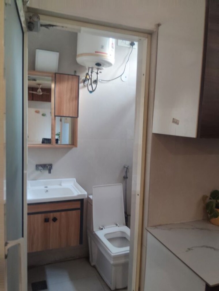 Bathroom, south extension Studio 400 Sq.Ft. Apartment In South Extension Delhi 10419599