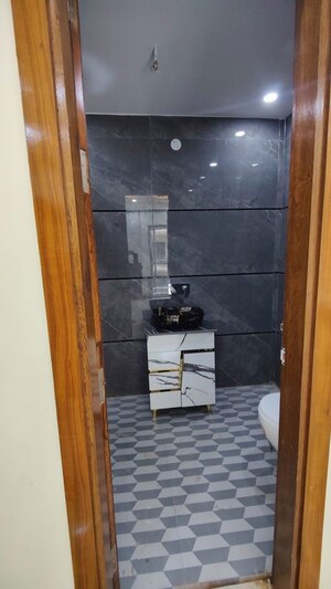 Furnished Amenities in 3 BHK Builder Floor at Green Fields Colony – for Rent