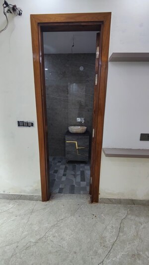 Furnished Amenities in 3 BHK Builder Floor at Green Fields Colony – for Rent