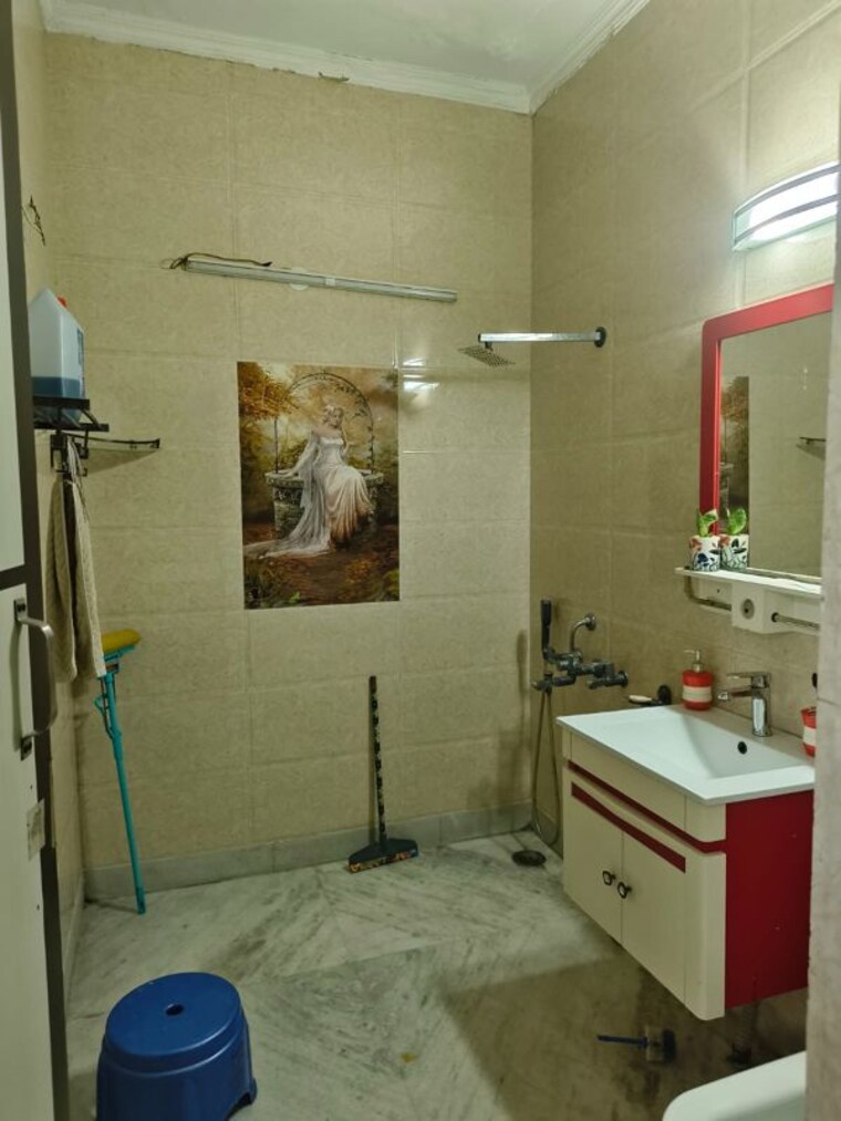 Bathroom, sector 46 3 Bedroom 200 Sq.Mt. Independent House In Sector 46 Noida 10419607