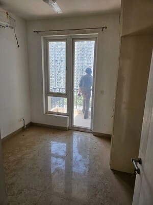 Room in 2.5 BHK Apartment at Emaar Emerald Estate, Sector 65 – for Rent