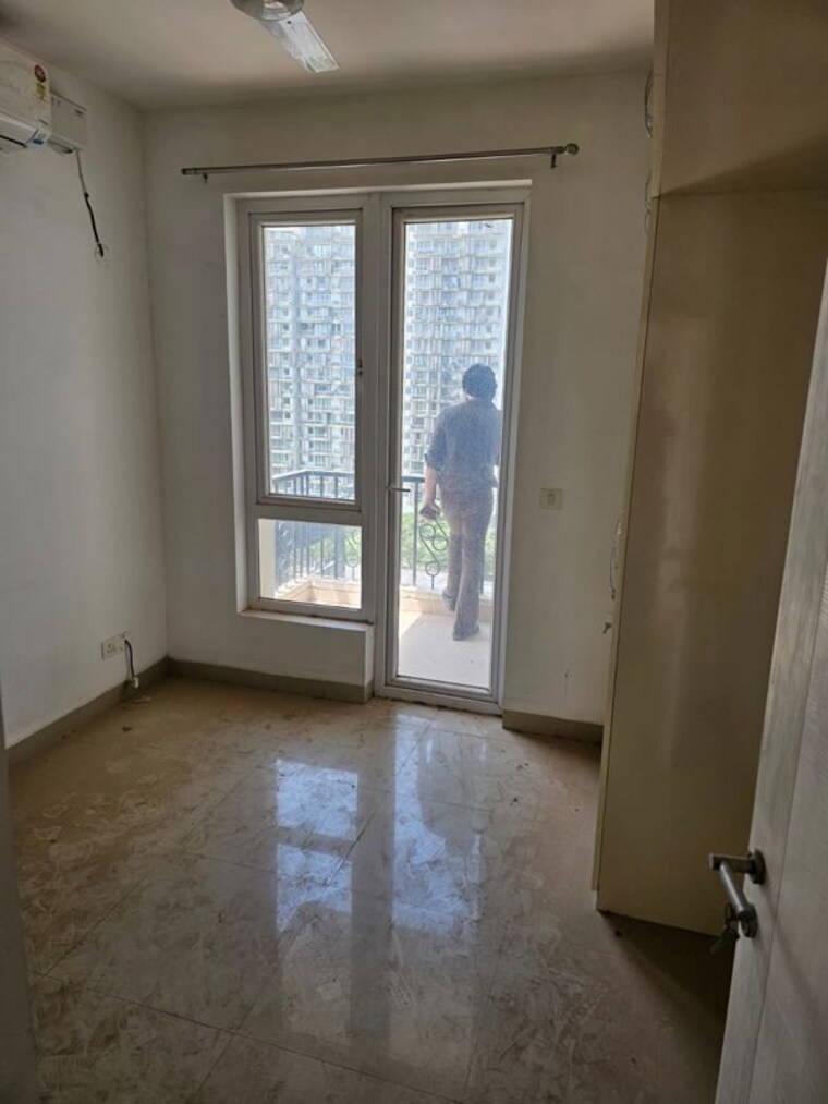 Room, emaar-emerald-estate 2.5 Bedroom 950 Sq.Ft. Apartment In Sector 65 Gurgaon 10419603