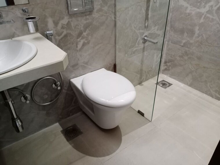 Bathroom, dn nagar 2 Bedroom 850 Sq.Ft. Apartment In Dn Nagar Mumbai 10404502