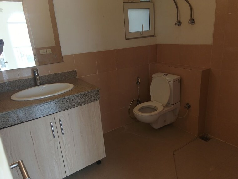 Bathroom, emaar-emerald-floors-premier 3.5 Bedroom 1650 Sq.Ft. Apartment In Sector 65 Gurgaon 10419633