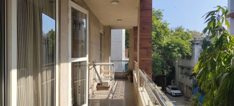 Balcony, defence colony 3 Bedroom 3000 Sq.Ft. Apartment In Defence Colony Delhi 10419628