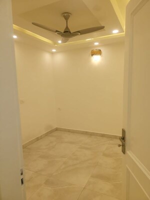 Room in 3 BHK Builder Floor at Panchsheel Vihar – for Rent