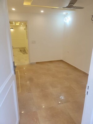 Room in 3 BHK Builder Floor at Panchsheel Vihar – for Rent