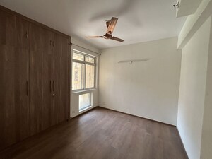 Room in 3.5 BHK Apartment at Jaypee Greens Kosmos, Sector 134 – for Rent