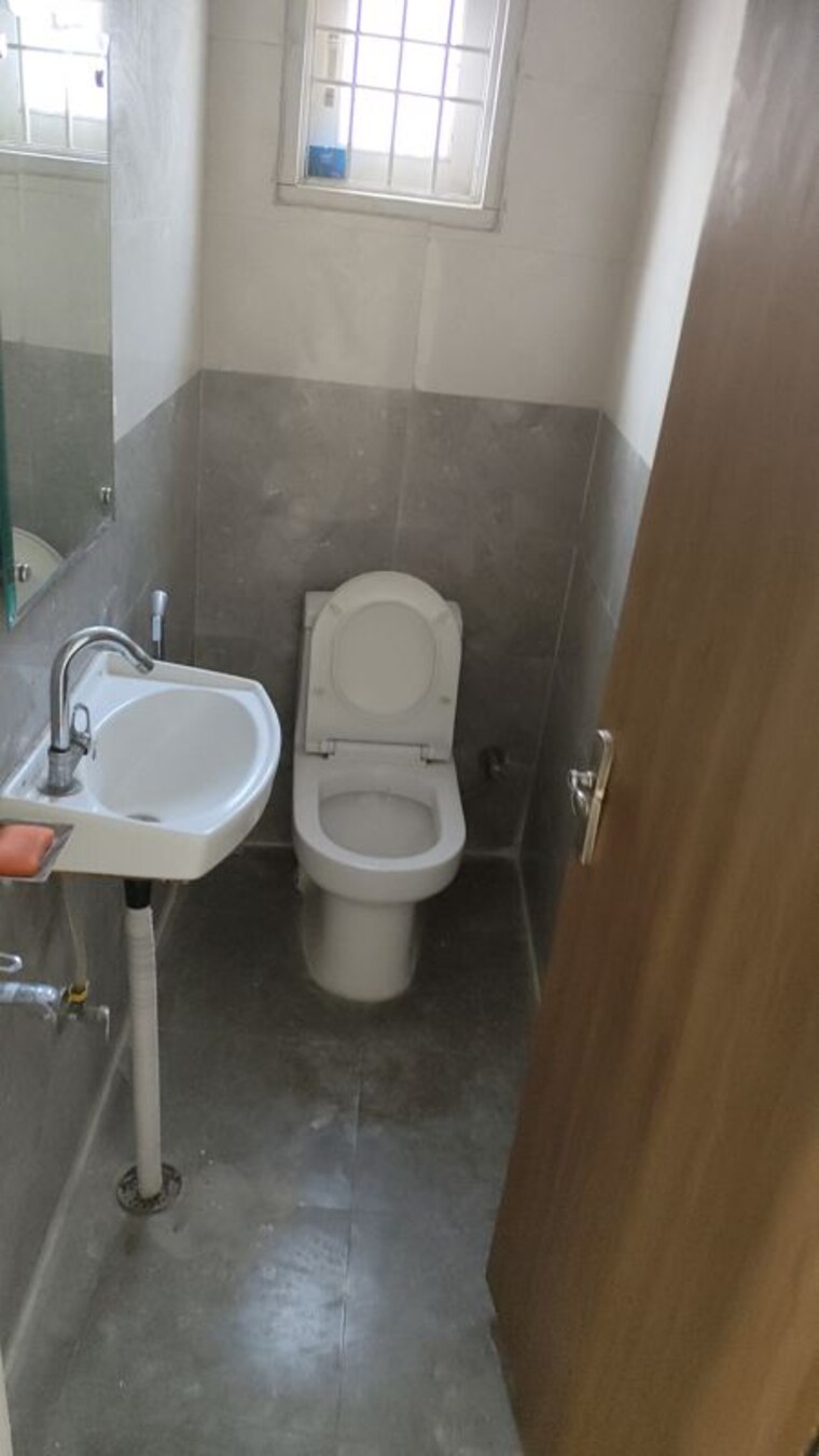 Bathroom, saket 3.5 Bedroom 100 Sq.Yd. Independent House In Saket Delhi 10419748