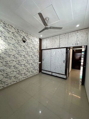 Room in 3 BHK Apartment at Guru Teg Bahadur Nagar – for Sale