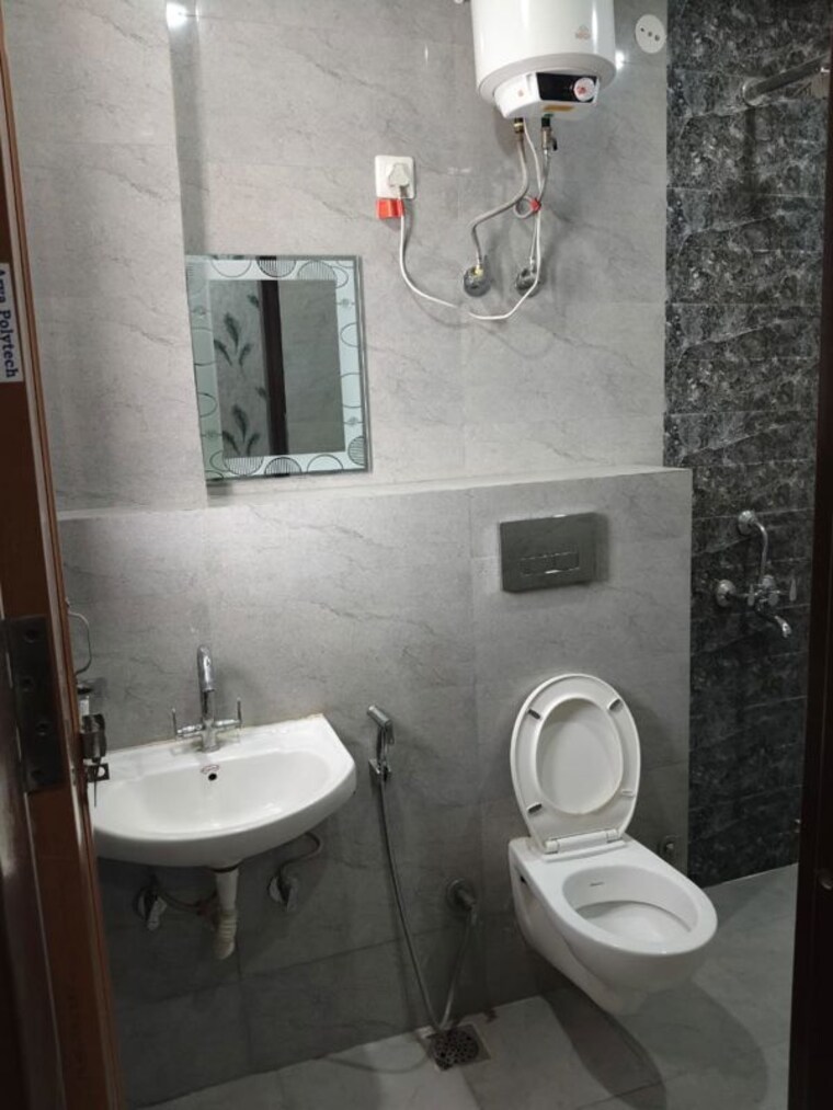 Bathroom, sector 22b 2 Bedroom 1200 Sq.Ft. Builder Floor In Sector 22b Gurgaon 10419751