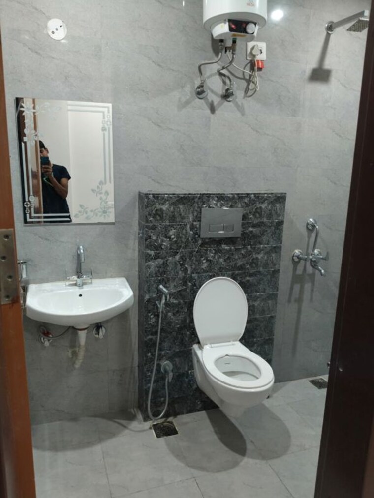 Bathroom, sector 22b 2 Bedroom 1200 Sq.Ft. Builder Floor In Sector 22b Gurgaon 10419751