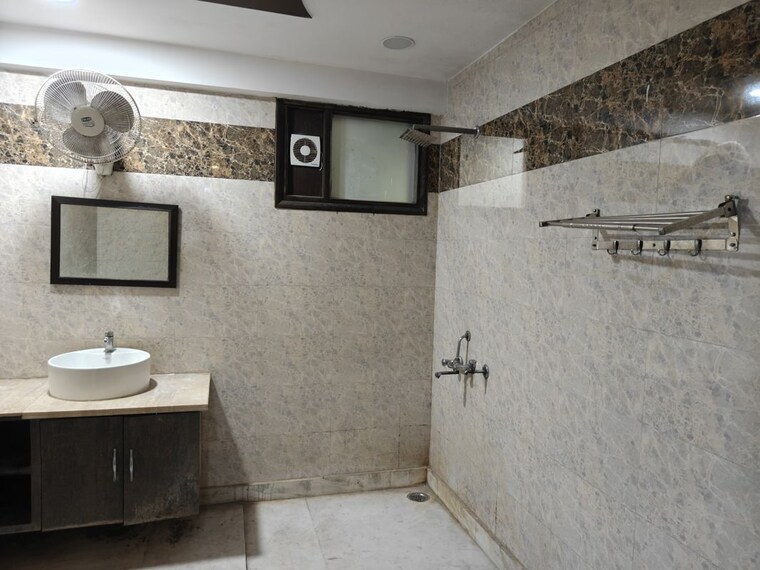 Bathroom, tagore park 3 Bedroom 310 Sq.Yd. Builder Floor In Tagore Park Delhi 10419813