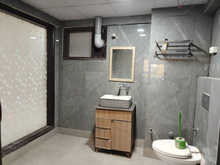 Bathroom, tagore park 3 Bedroom 310 Sq.Yd. Builder Floor In Tagore Park Delhi 10419813